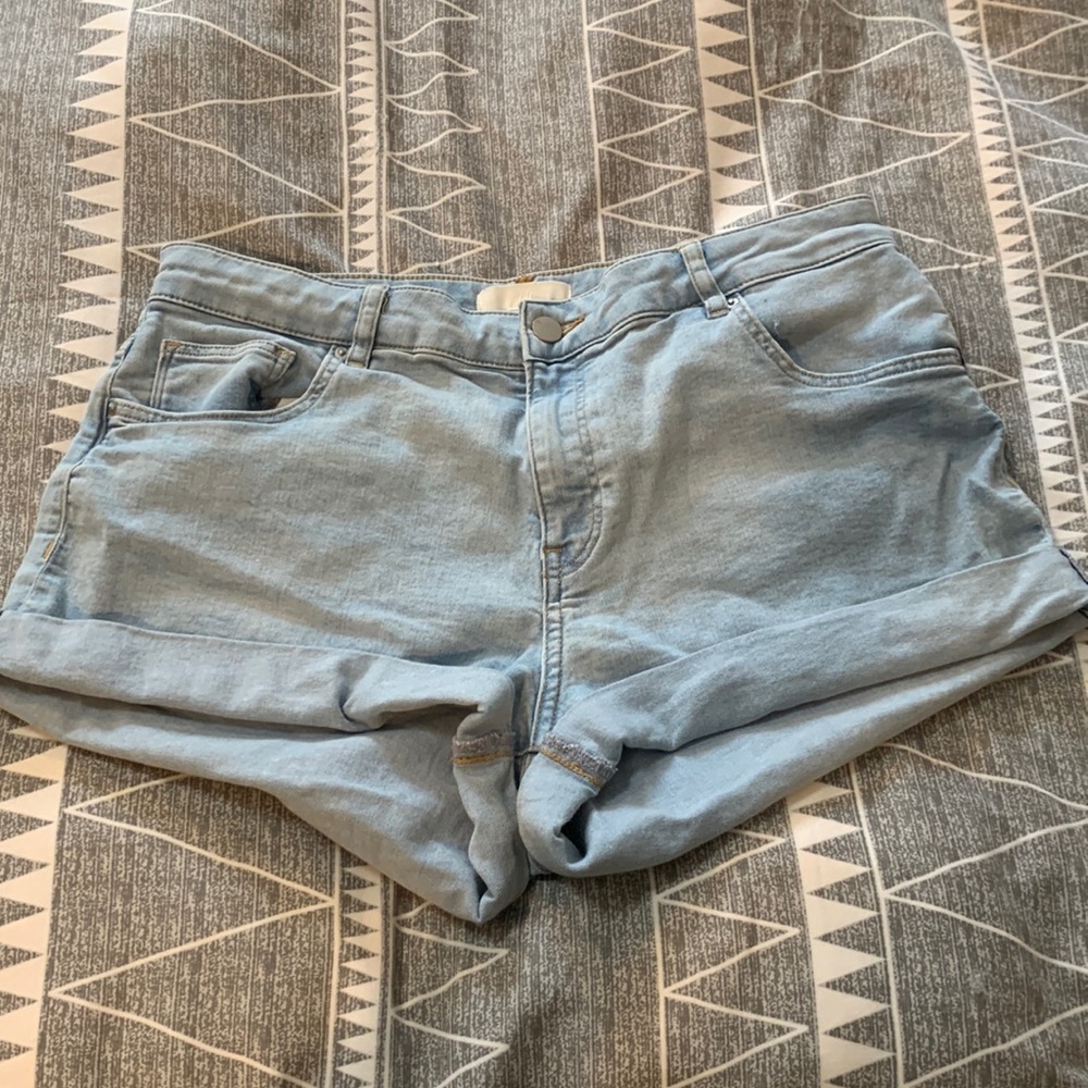 Super fun summery H&M light wash jean shorts!! ☀️